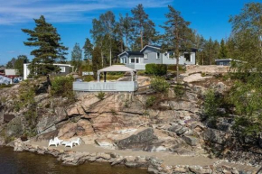 Beachfront cottage with sea view